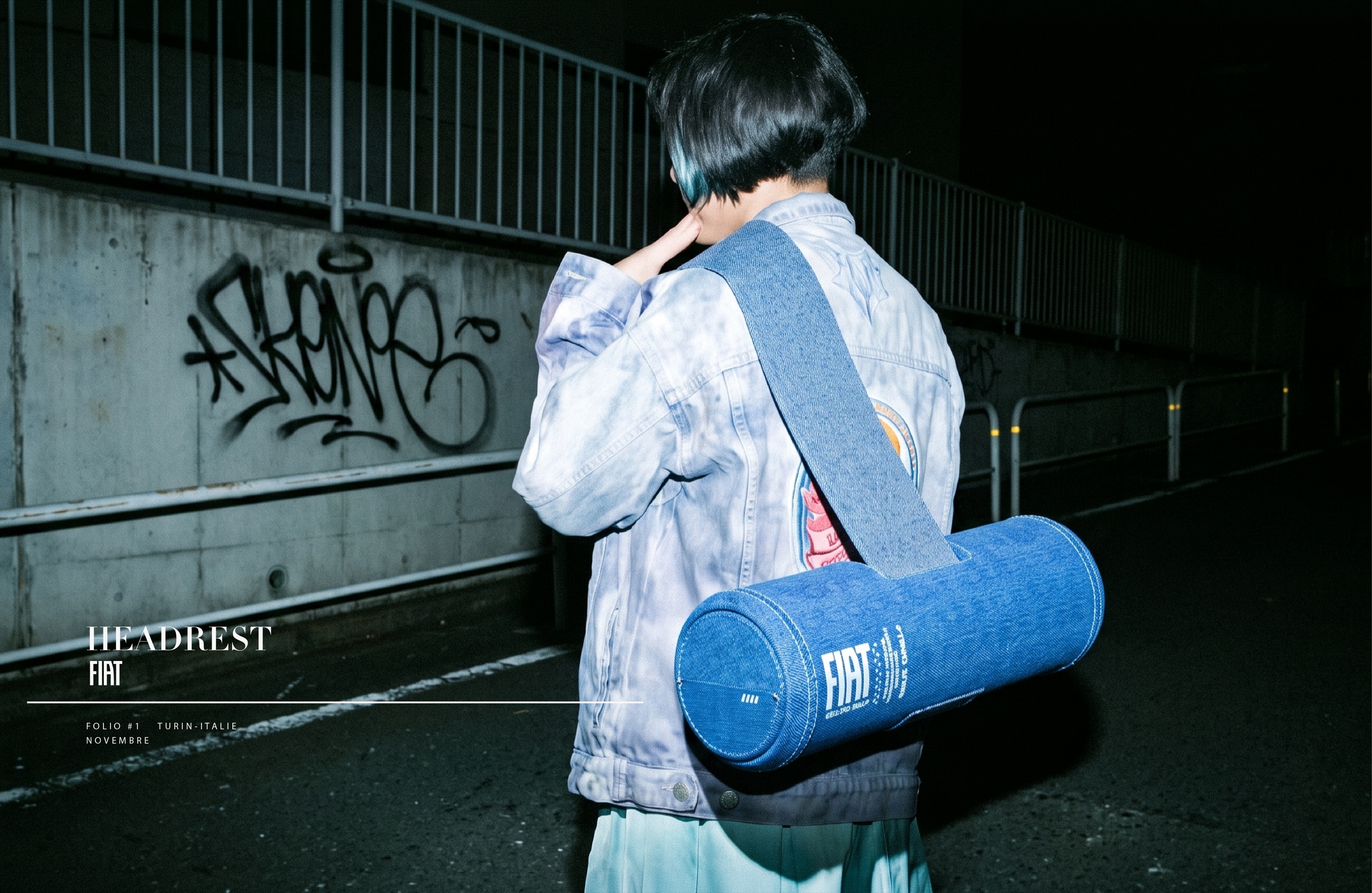 Headrest — l'appuie-tête porté en bandoulière, photographie de nuit